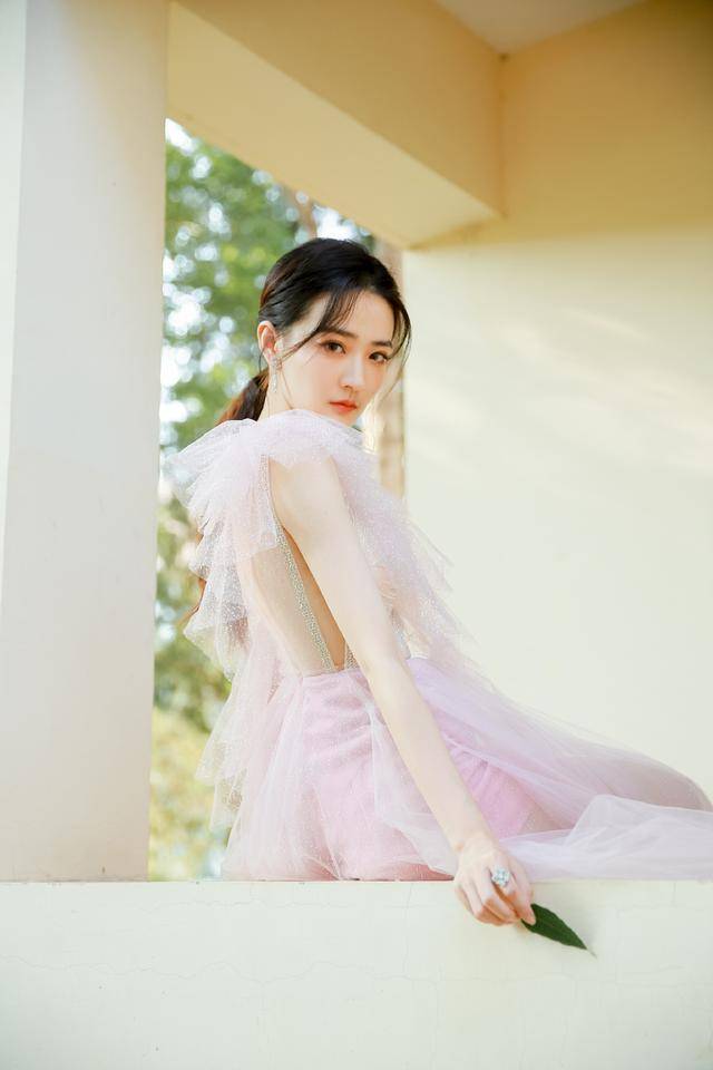 粉色|徐璐分手后愈发精致了，穿淡粉色轻纱裙似仙女下凡，美到让人心动