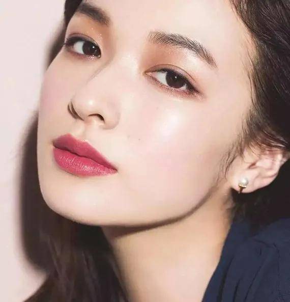 眼袋|从黑皮土妹变成CEO收割机，她到底do了什么？！