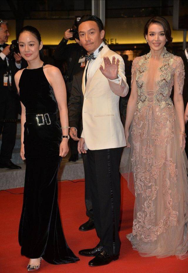 舒淇|舒淇和姜文老婆同台斗艳，穿粉裙身材饱满迷人，衬得周韵太单薄