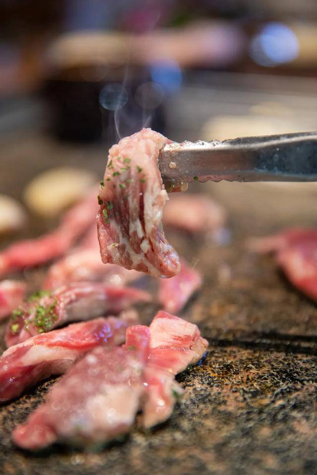 花图缘|竟然是在“石头”上烤？火了三年的韩式烤肉