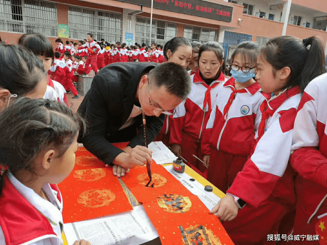 威宁三小老师们精彩纷呈地书写着对祖国的祝福