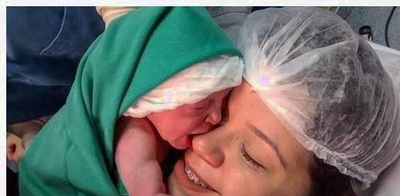 婴儿一般几个月会伸手让人抱 c56028696b26431bab80b9e1be1befff.jpeg