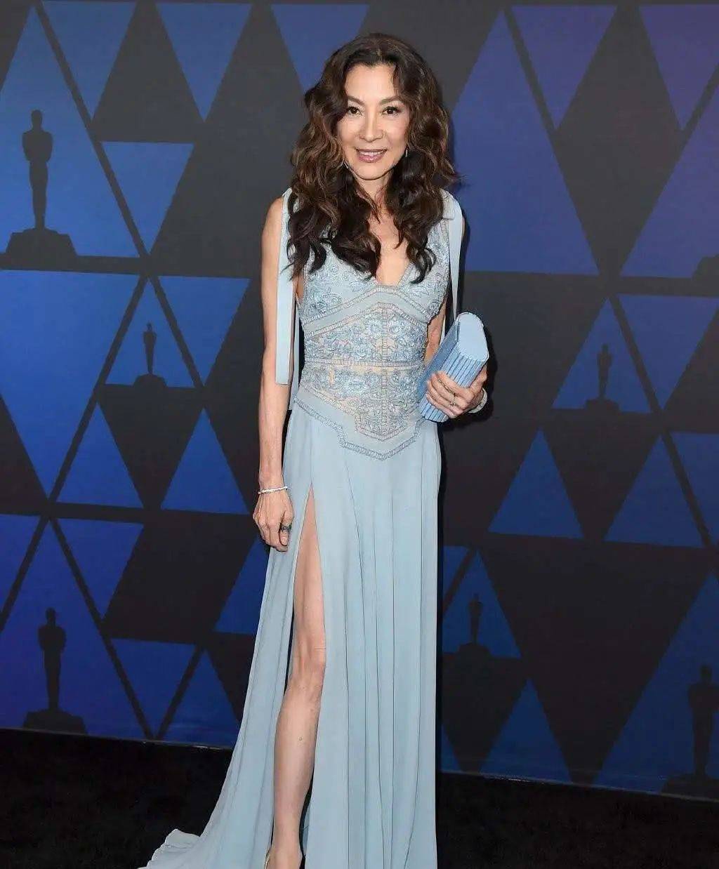 原创杨紫琼的实力让人惊艳,穿蓝色抹胸礼服裙,美过身旁范冰冰!