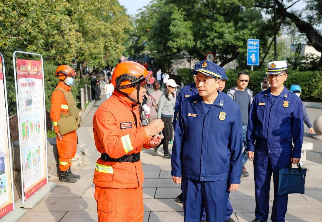 森林消防局政委单于广到香山公园执勤点检查指导景区专项防火行动工作