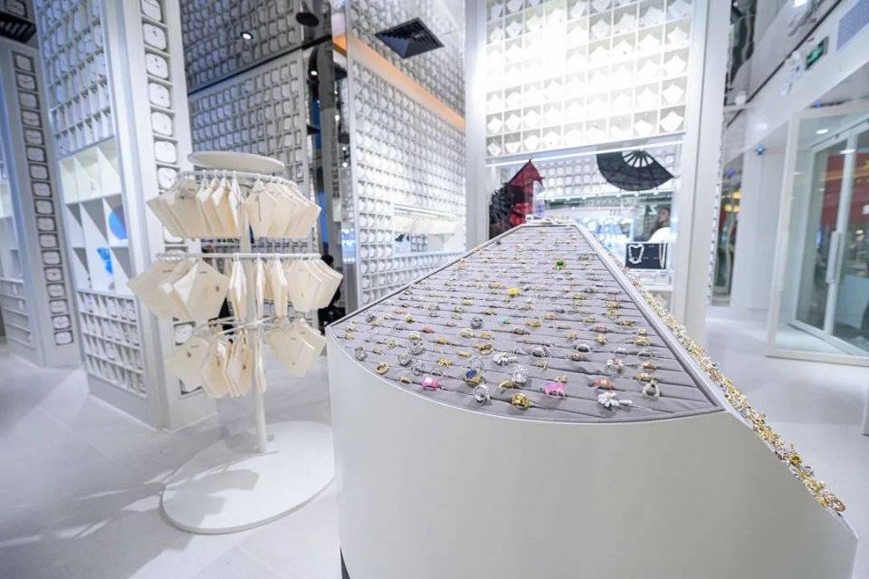 连明星|ZEGL线下体验店！超20000+配饰任挑任试，百元内轻松Get！