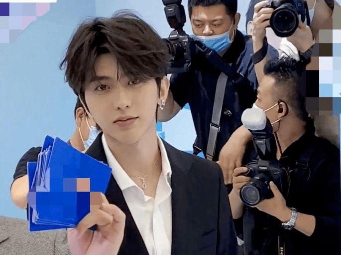 鼻子|原创?蔡徐坤再现“芒果脸”，鼻子下巴歪斜明显，粉丝辟谣:是天生的