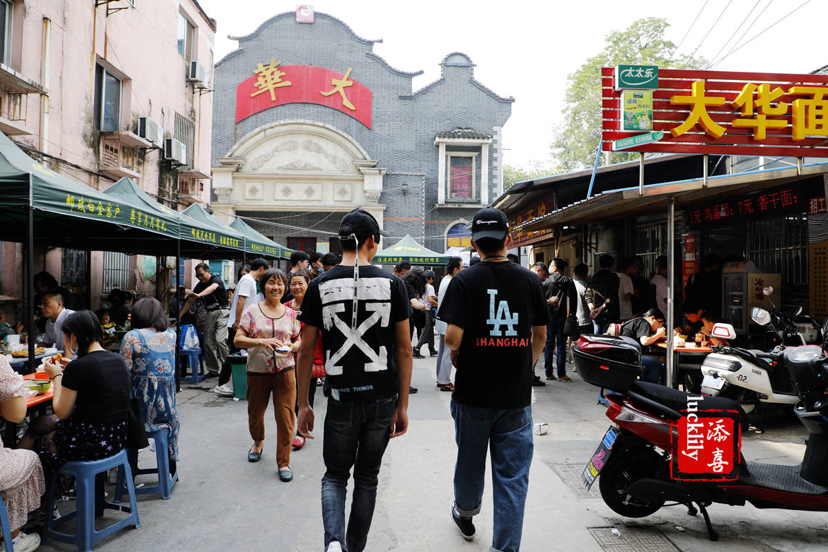 去镇江吃了这四家最有代表性的网红面馆，基本也就成了镇江锅盖面的全科生