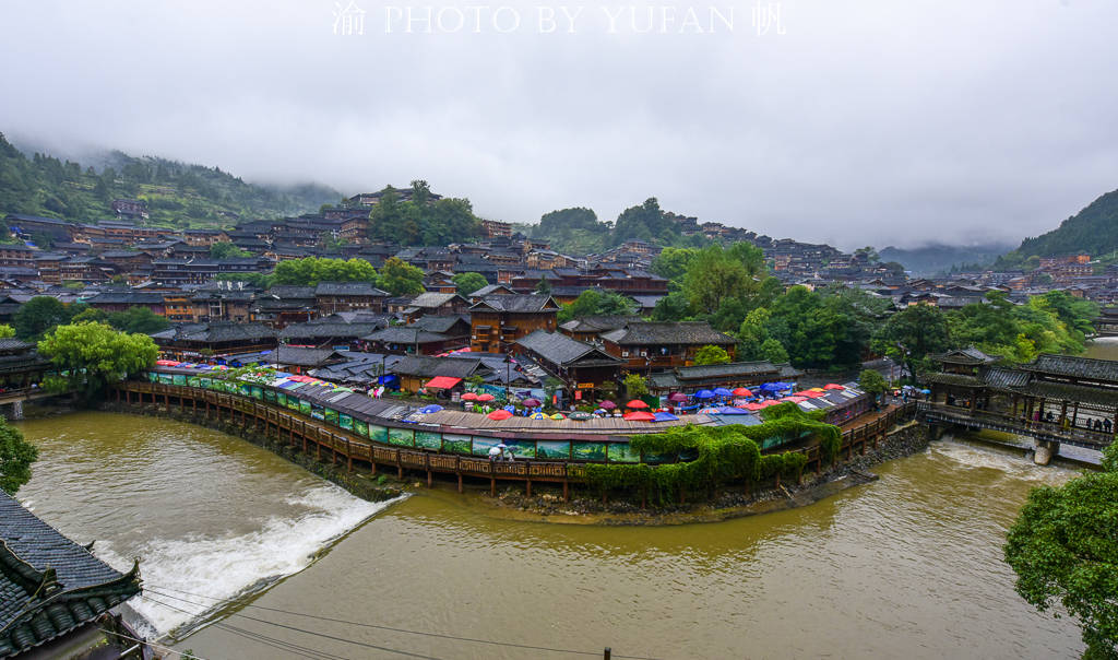 旅途中遇上下雨怎么办？这份雨中游苗寨的攻略请收好，超级实用