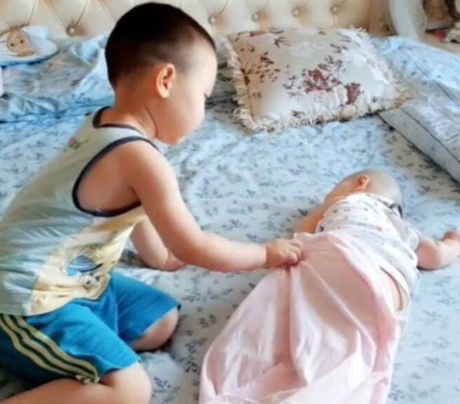 妹妹|妹妹犯困睡着了，随后哥哥的行为，让人暖心3岁哥哥陪着妹妹玩