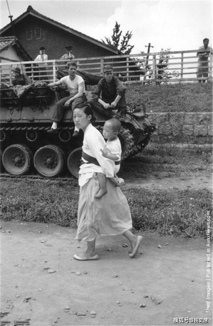 老照片:抗美援朝前美军占领平壤,俘虏随处可见