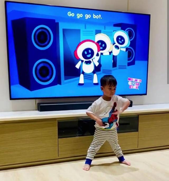 儿子|原创胡杏儿老公晒儿子跳舞，Brendan跳得一脸认真，萌态十足