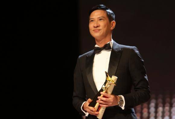 调整|原创55岁张家辉近况，身体暴瘦老态尽显，过街需要妻子搀扶