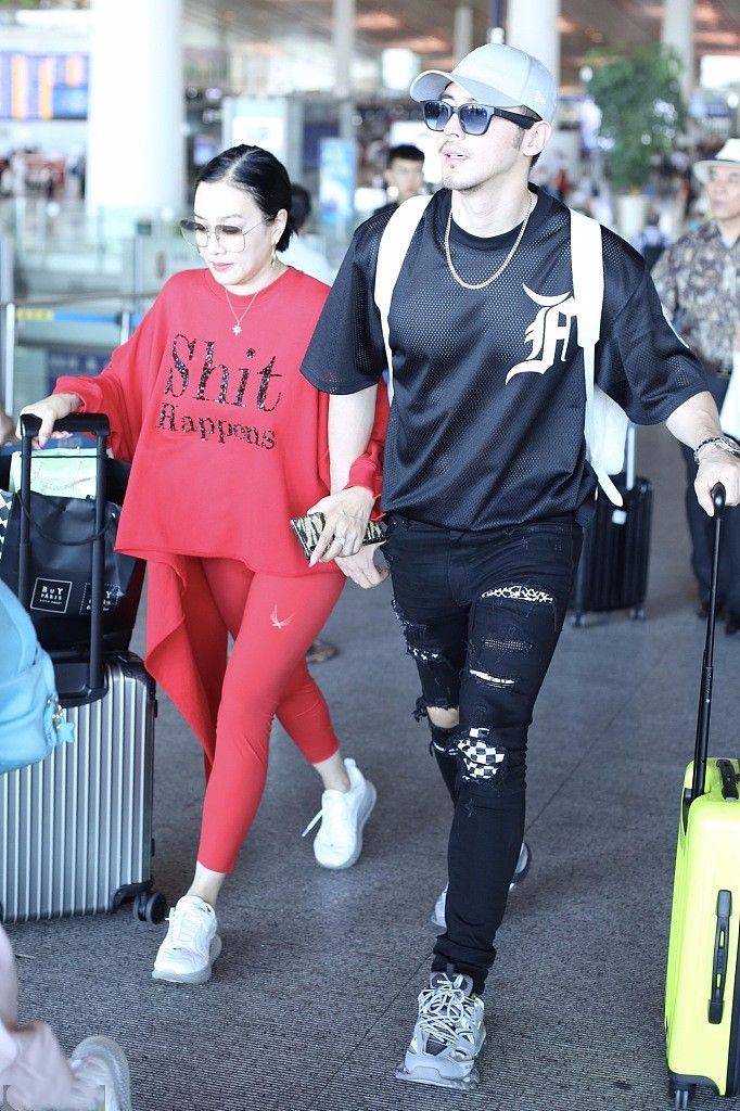 显得|中年妇女强装少女，钟丽缇穿金色运动服现身，47岁的身材很真实！