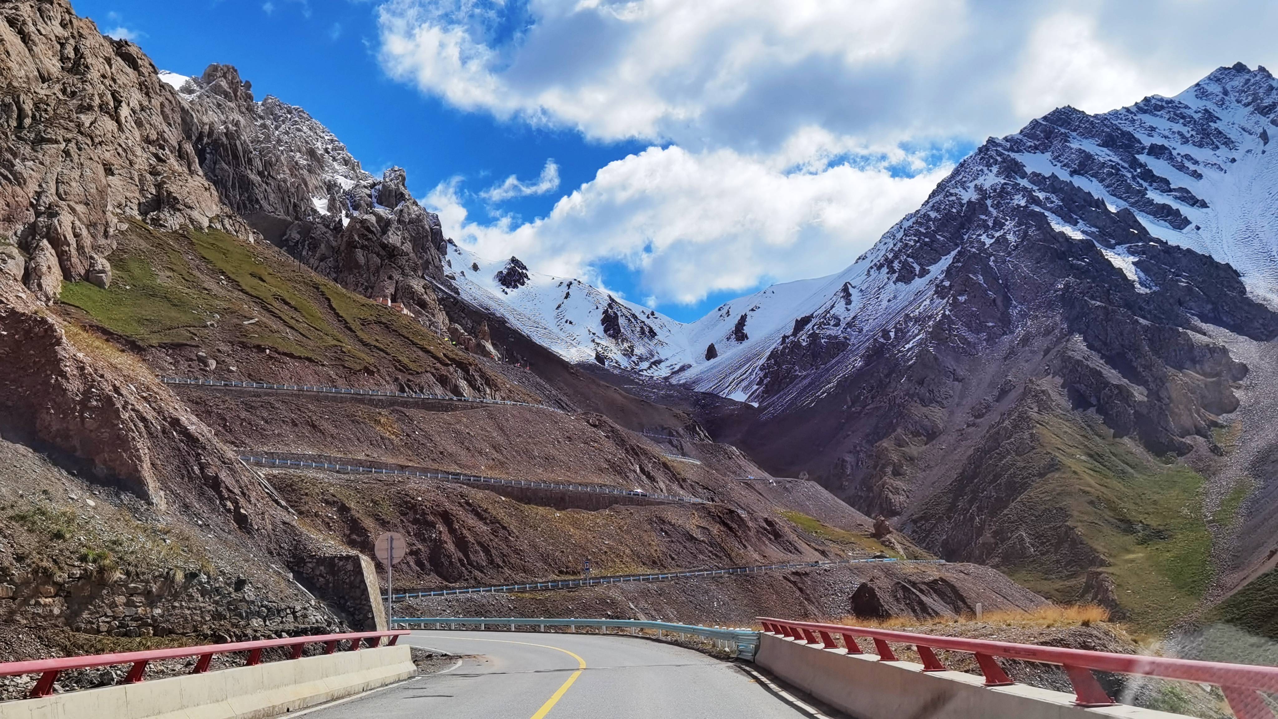 穿行在独库公路南段,湖泊雪山草原山谷,一路风光无限