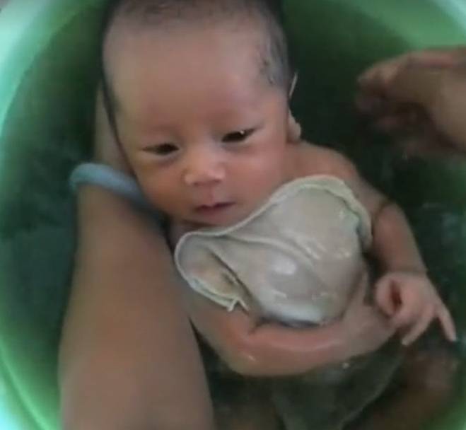 婴儿|接下来宝宝的反应，太萌了妈妈给刚出生十天的宝宝洗澡