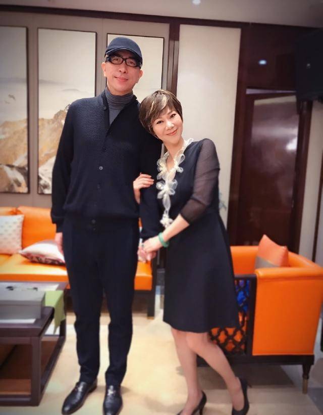 57岁曹燕华近况:培养儿子成优秀翻译,二婚老公比施之皓帅气