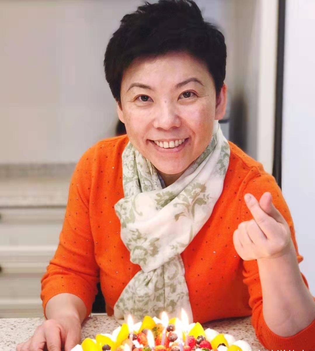 乒乓女皇邓亚萍近况,46岁身材发福不似从前,签名球拍成焦点