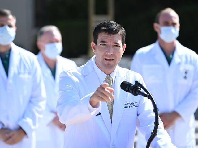 白大褂|川普的美男计：白宫御医的时尚政治，白大褂配西装领带有讲究