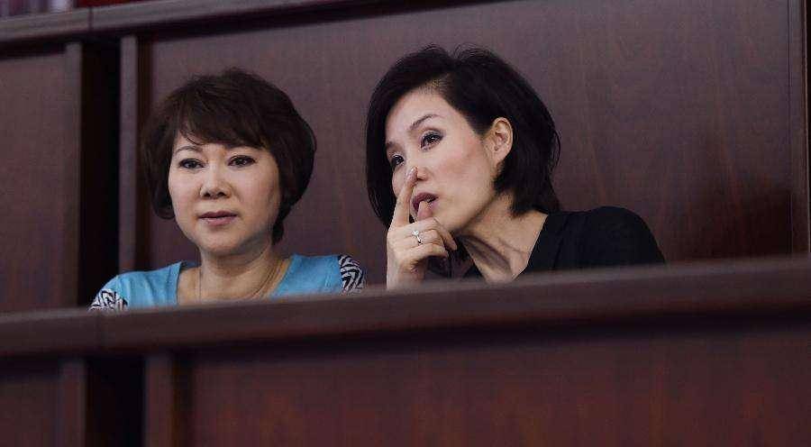 57岁曹燕华近况:培养儿子成优秀翻译,二婚老公比施之皓帅气