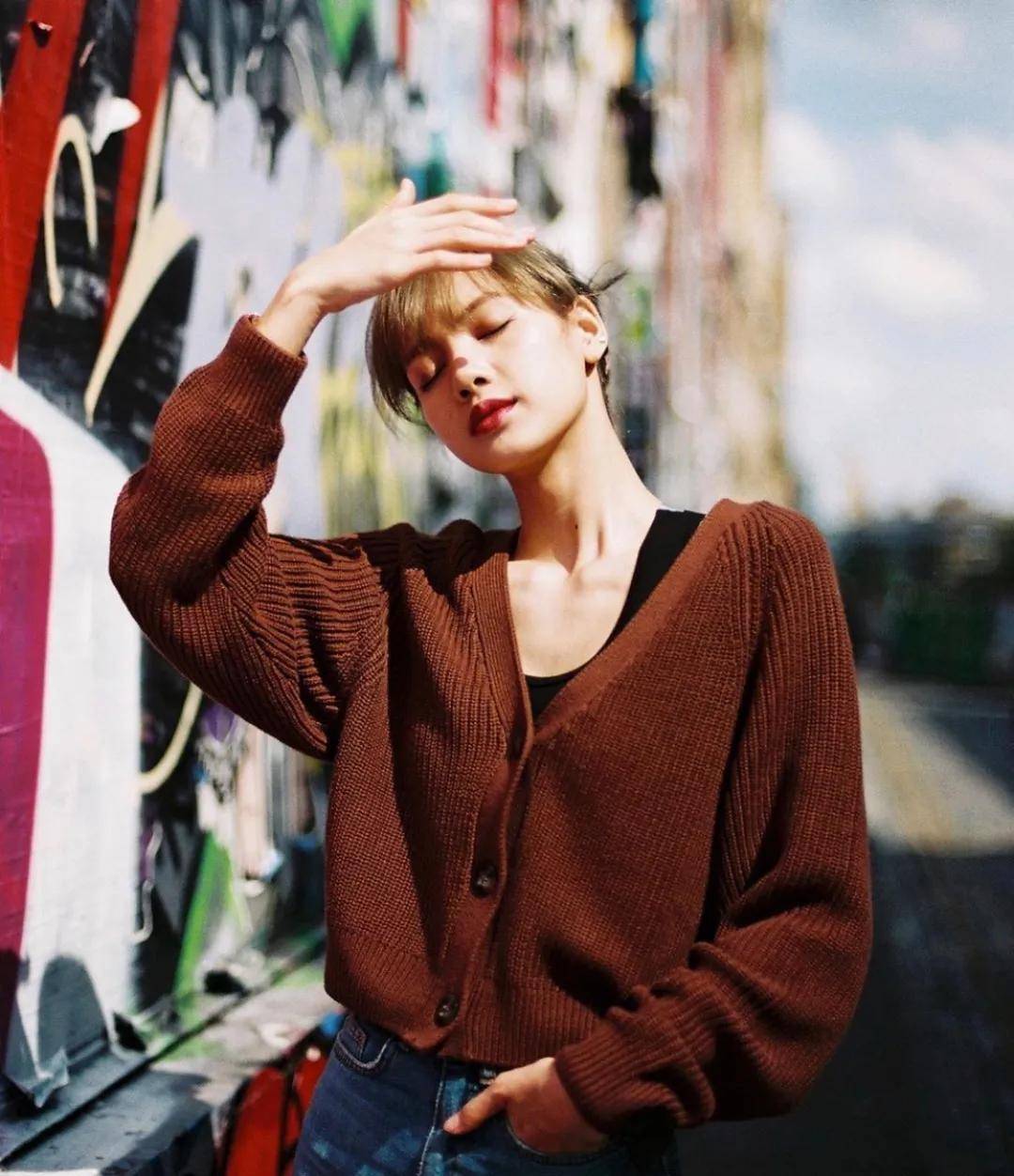 款式|网红明星针织衫穿搭，正确开启秋天模式！