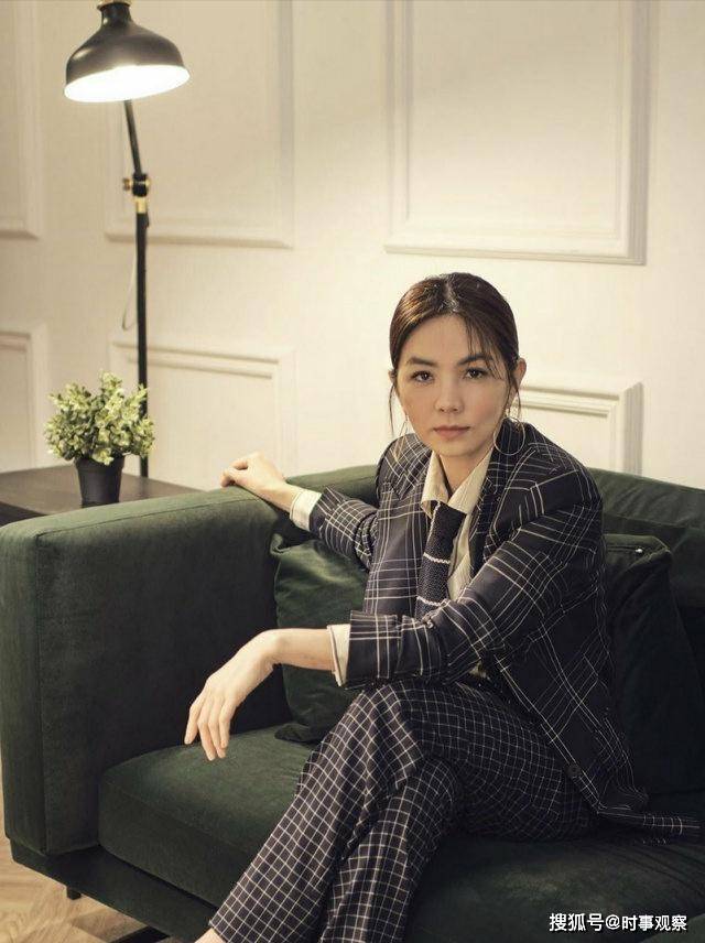 礼服|39岁陈嘉桦不低调，黑色抹胸配阔腿裤礼服超有范，时尚减龄又高级