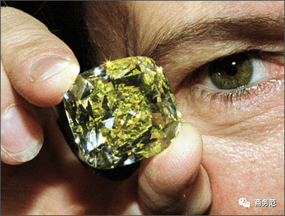 Mouna|全世界最阔绰太太:买别墅放1万件高定、10亿珠宝…