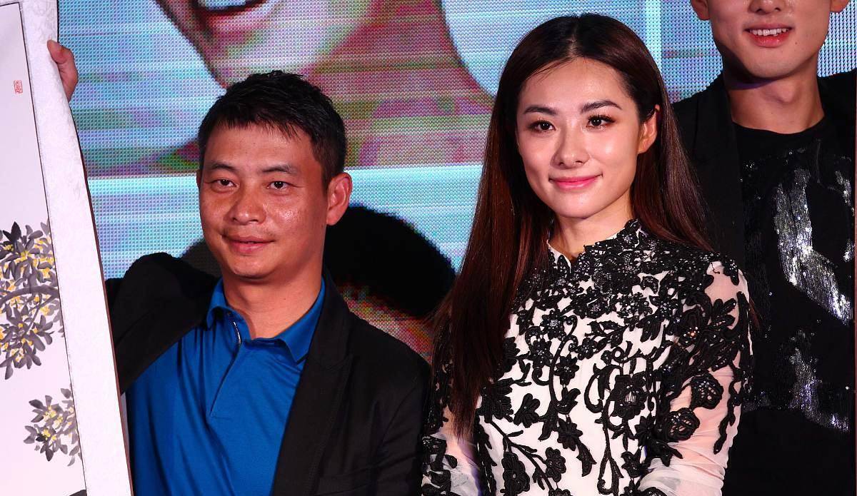 原创46岁李小双近况:身价过亿坐拥歌手娇妻,结婚16年至今没孩子