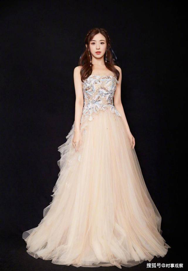 花边|张含韵气质开挂，一袭红色花边领连衣裙甜美可爱，长卷发时尚减龄