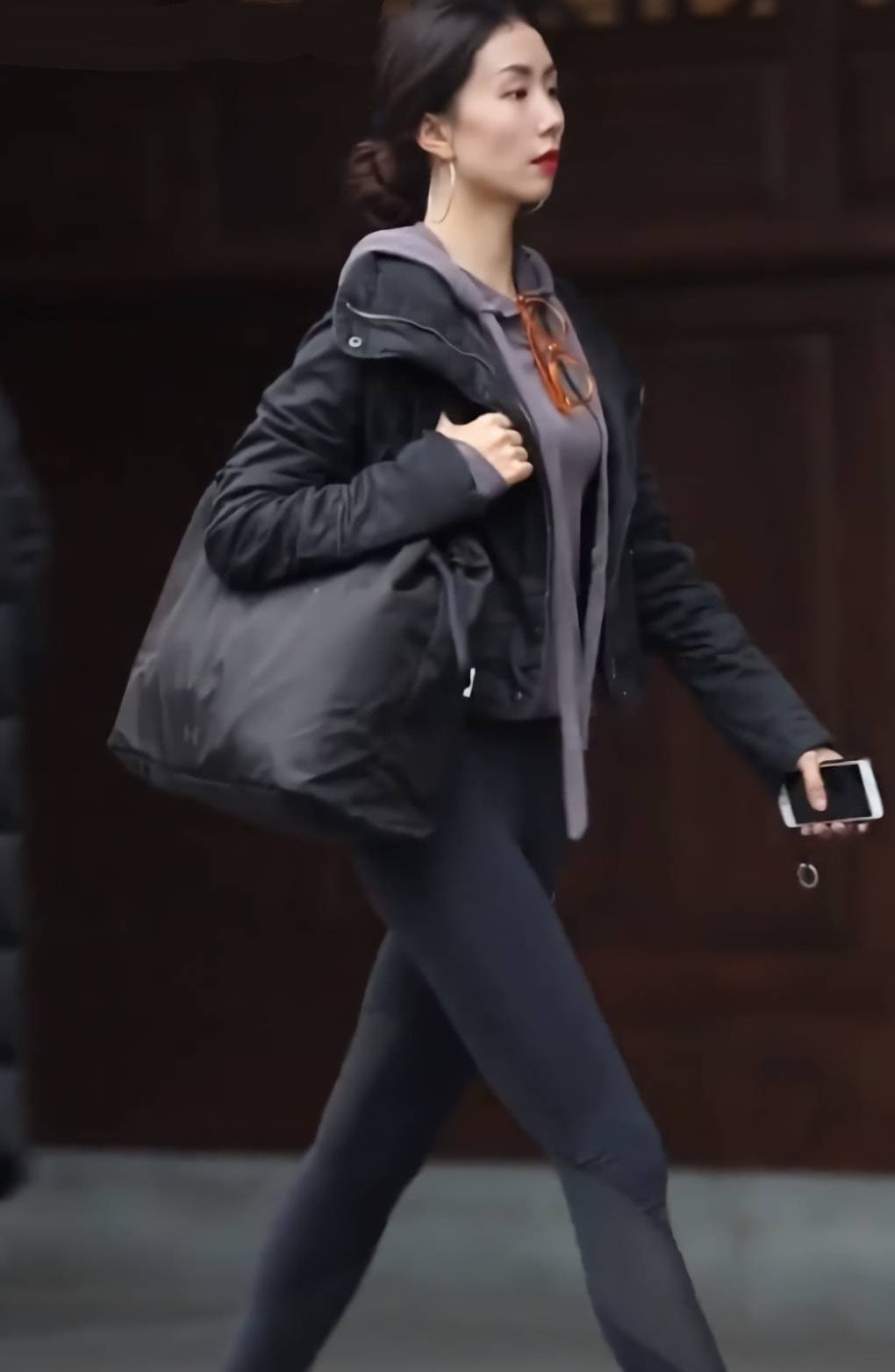 耐克|成都小姐姐引领了潮流，带火耐克牌“芝麻裤”，显瘦耍酷全靠它！