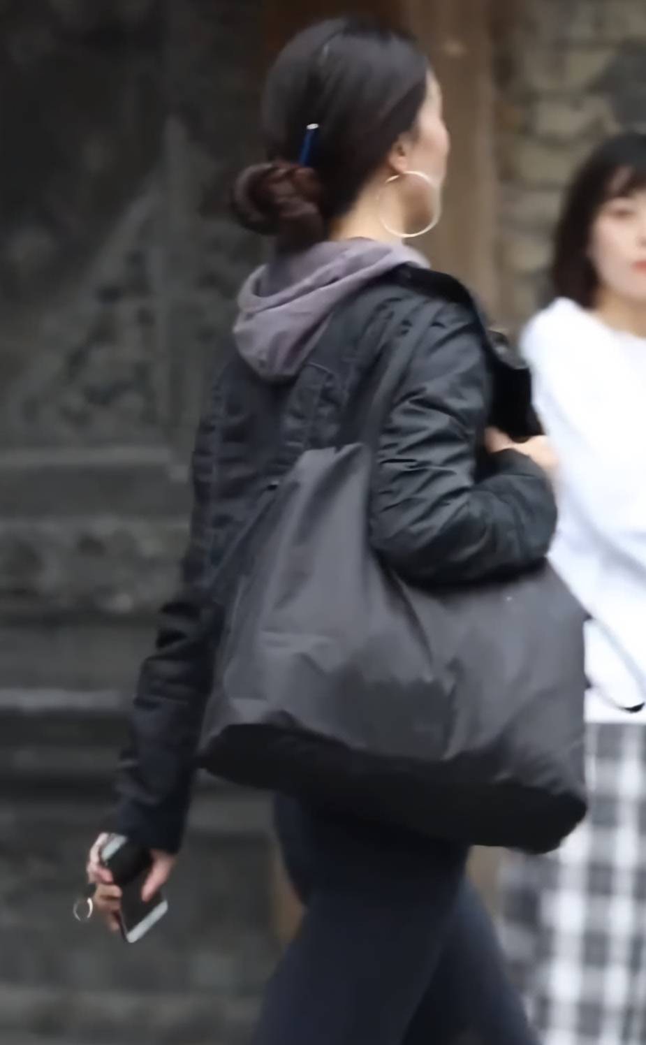 耐克|成都小姐姐引领了潮流，带火耐克牌“芝麻裤”，显瘦耍酷全靠它！