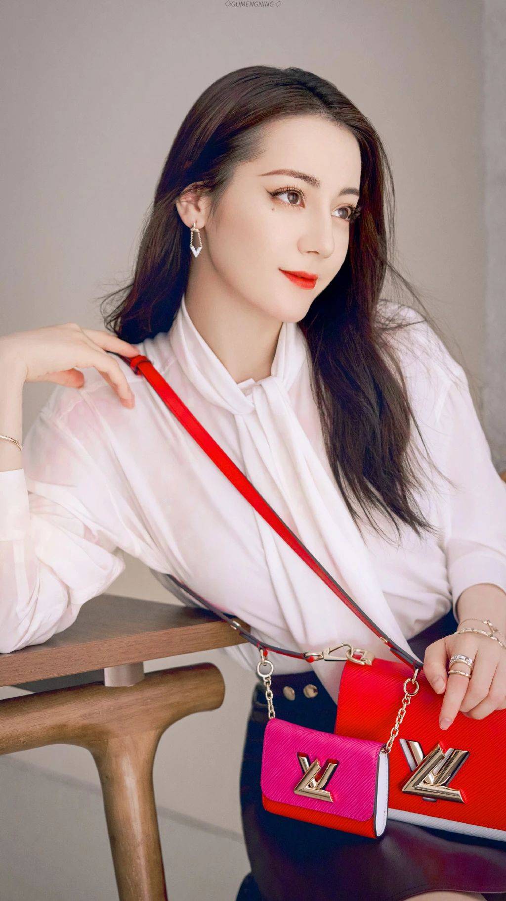 爱丽丝|迪丽热巴壁纸：清淡之中自有一种高雅的气质，颇具民国女子的风韵