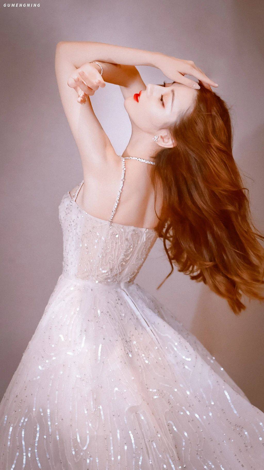 爱丽丝|迪丽热巴壁纸：清淡之中自有一种高雅的气质，颇具民国女子的风韵