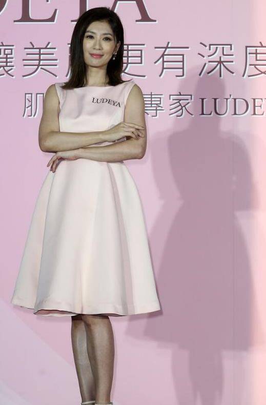 贵妇|贾静雯戴上亿珠宝现身，贵妇气质好迷人，46岁还是怎么穿都好看