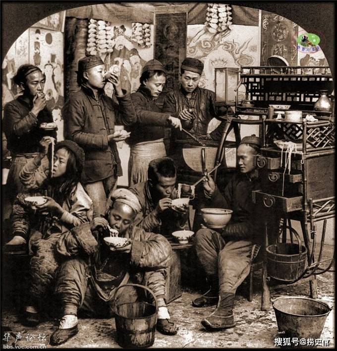 民国老照片,北京街上卖枣糕,广州人在吃米粉