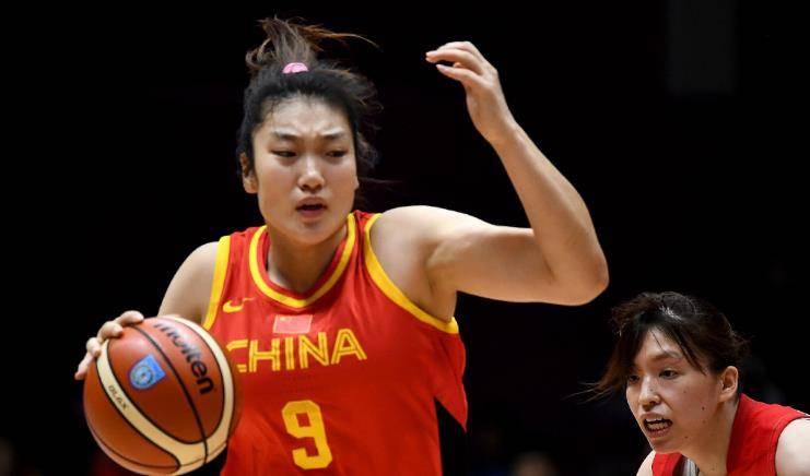 她身高2米07效力于wnba,是中国女篮核心球员,颇有郑海霞的气势