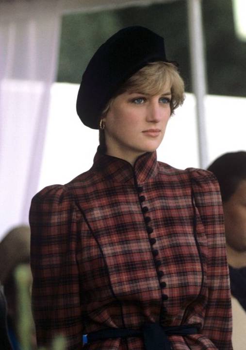 经典|戴安娜穿搭已成经典！离世22年依然时髦气质，名副其实的时尚偶像