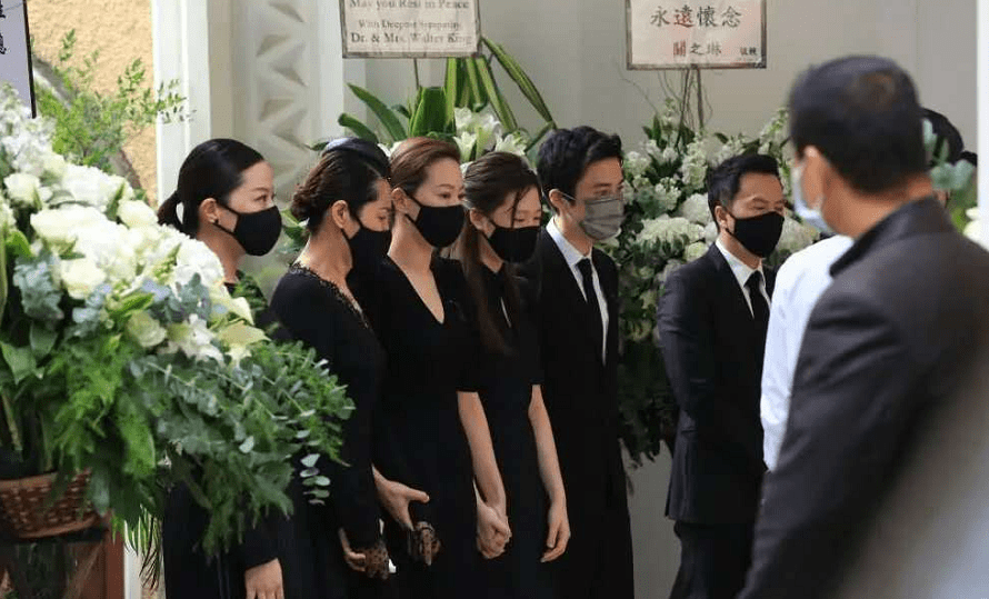 甄子丹岳父葬礼!汪诗诗姐妹同穿黑裙差别大,61岁汪妈气质出众