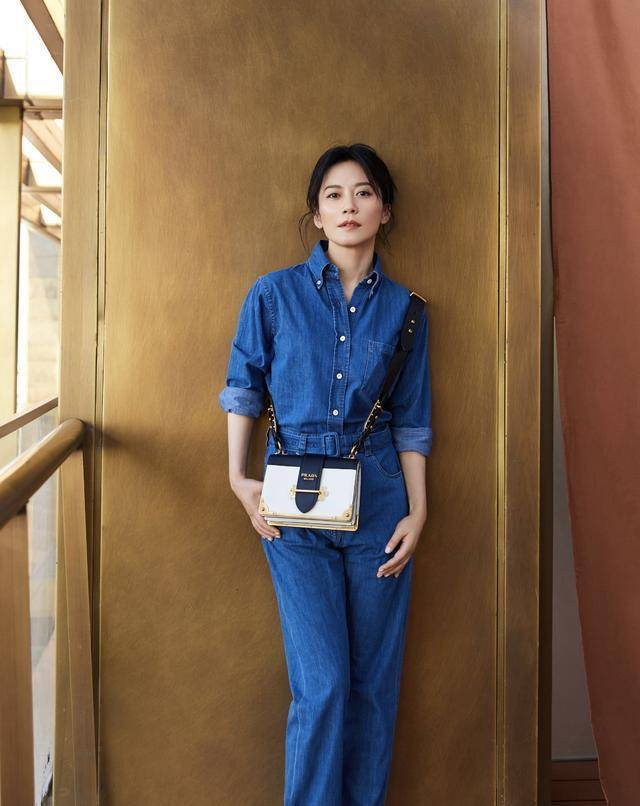 气质|俞飞鸿真是中年女性的典范，风衣配针织衫穿出高级感，哪像70后