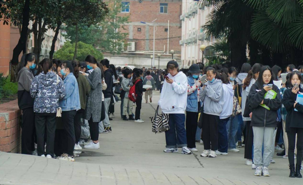 学子|西安翻译学院学子共赴“万人晨读”