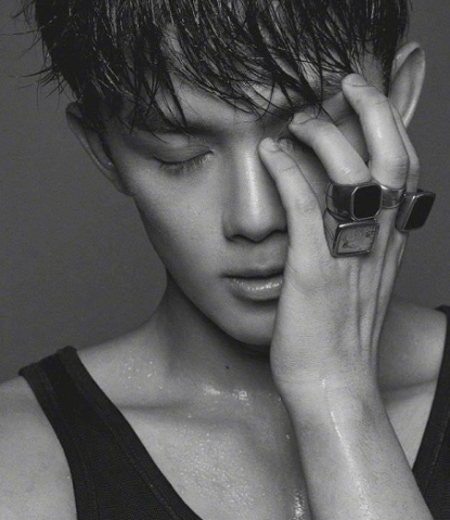 戒指|男星所戴的戒指，易烊千玺财大气粗，看到宋威龙：是为我备的吗？