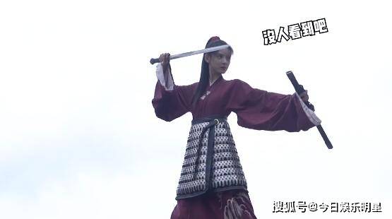 cos|张予曦vlog秒变在逃公主，横店cos白雪公主艾莎，气质绝了