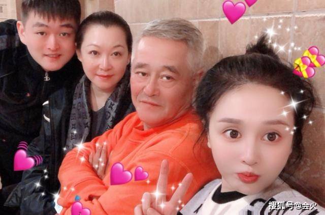 可乐|原创赵本山女儿又坑爹？求婚现场被网红男主播跪地拜师，获赠百万豪车