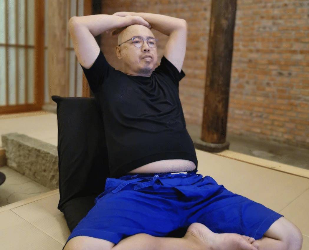 50岁孙红雷逃脱发福危机,晒自拍炫耀下颚线,看清生图后不得不服
