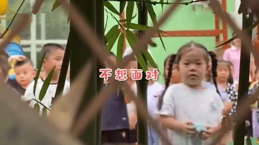 反应|萌娃幼儿园第一天看到妈妈的“神反应”亮了，网友：变脸速度太快