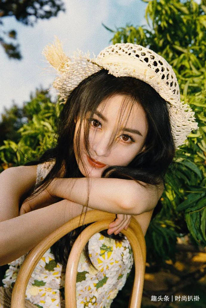 花朵|赵丽颖现在美到让人无法忽视,老土俗气的花朵裙,她穿都高级了