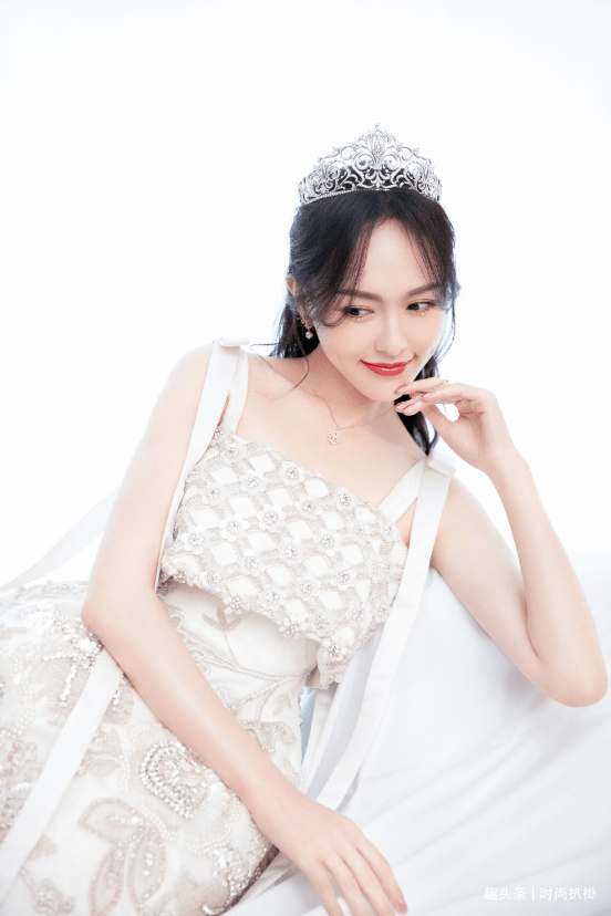 代名词|唐嫣还真是小可爱的代名词呢！清新小裙子的搭配，简直不要太甜了