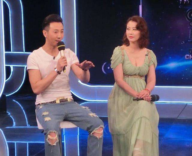 眼袋|周海媚素颜出镜，53岁状态很真实，眼袋很深也有鱼尾纹！