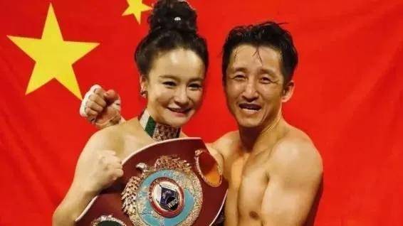 拳王邹市明为冉莹颖庆生,晒娇妻美照,却管她叫兄弟