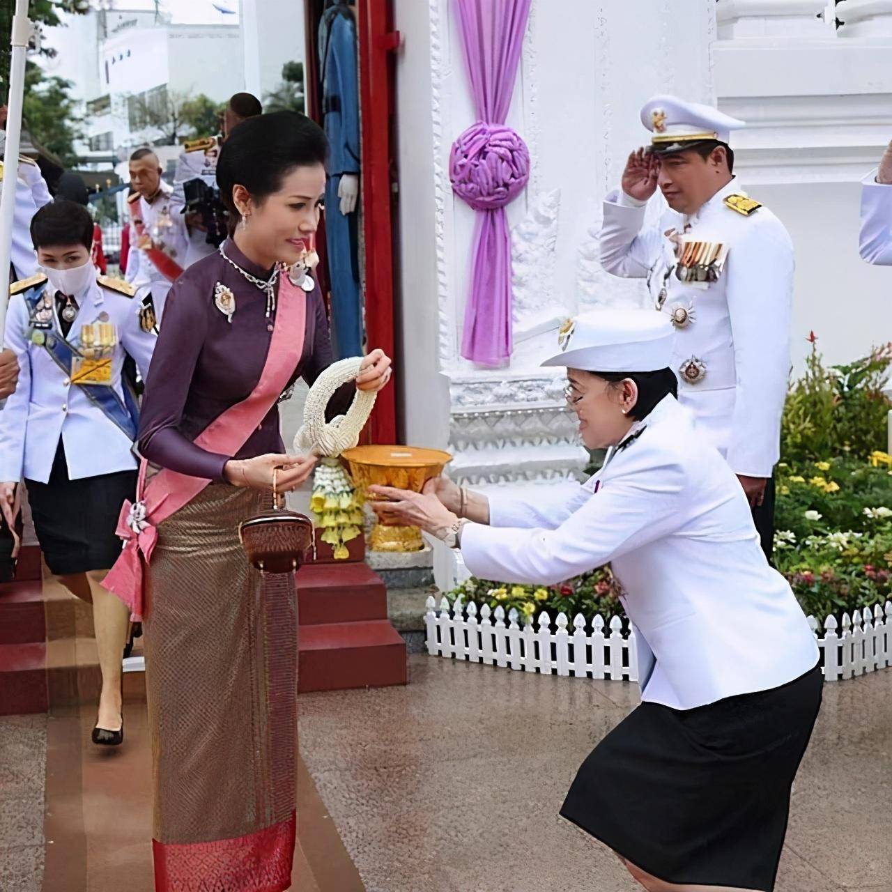 苏提达|泰王带诗妮娜贵妃回国啦！贵妃瘦成纸片人，和苏提达比美不敢高调