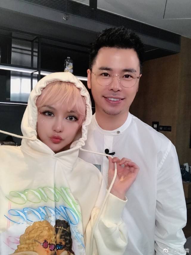 脸蛋|周扬青大秀公仔妆,粉发泪钻配透亮水嫩脸蛋,整个人美如洋娃娃